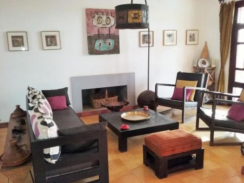 Koplietošanas atpūtas telpa ar TV, Maison D'hotes Niokobokk in Ndiebene