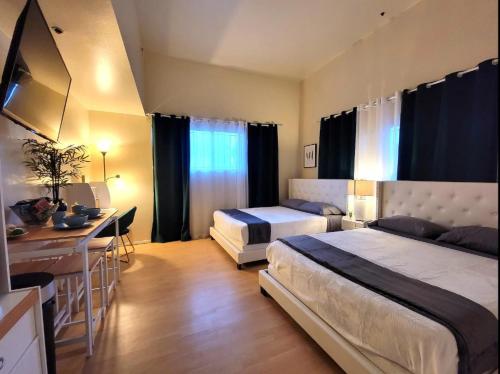 Spacious studio with two queen beds near Beverlywood 5 minutes to Rodeo Drive in Los Angeles, USA