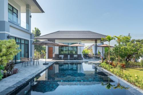 The garden pool villa resort at Doi Saket - 수영장