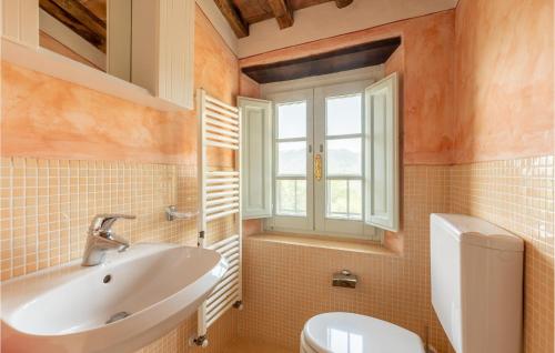 Ванна кімната, 3 Bedroom Gorgeous Home In Orbicciano in Монсаграті