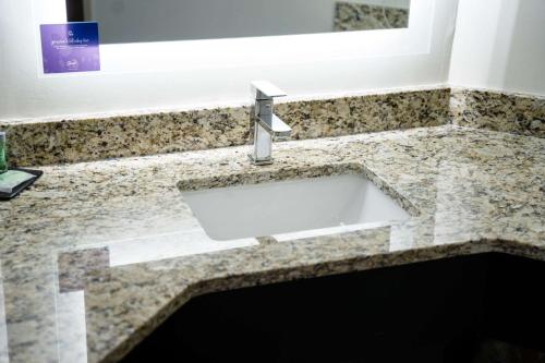 Clarion Inn & Suites West Knoxville - image 11