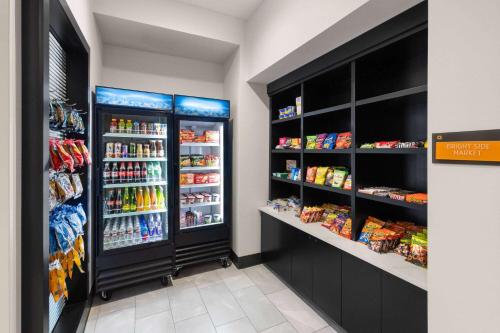 La Quinta Inn & Suites by Wyndham Austin Parmer/Tech Ridge - image 5