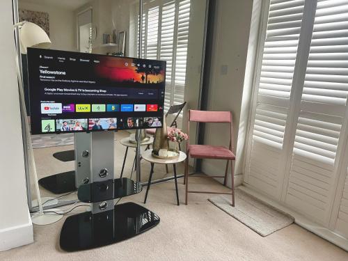 Lux Balcony Penthouse Room Basingstoke Hospital 2min drive and walkable in 바싱스톡 시티 센터