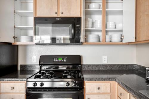 Playa Vista 2br w wd pool gym nr 405 LAX-943 in Los Angeles, USA
