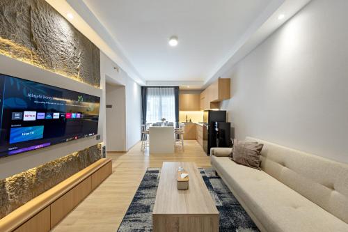 Newly Renovated 2BR Apt and Direct Mall Access