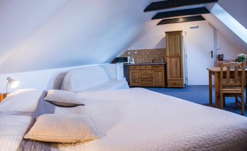 2 bedrooms, 3 beds
