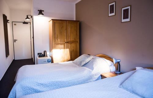 2 twin beds