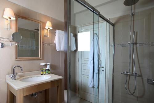 Sea Breeze Suite with Sea View image 2