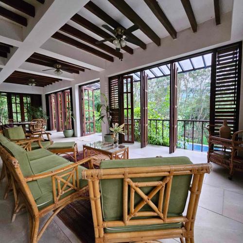 The Red Hen Homestead in Dumuclay