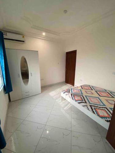 Akwaaba W14 - Tap to explore photos