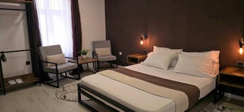 One-Bedroom Apartment image 4