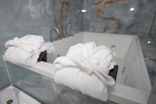 Double Room with Spa Bath image 7