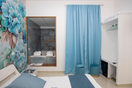 Double Room with Spa Bath image 9