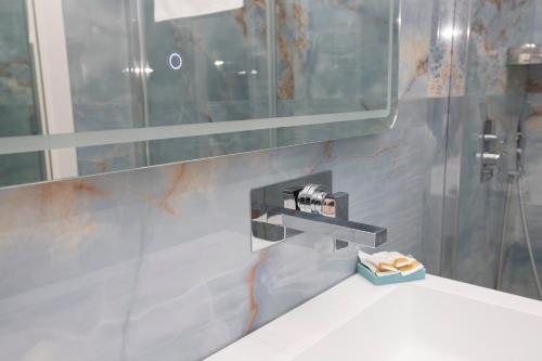 Double Room with Spa Bath image 5