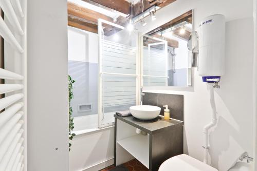 Studio room in Studio Quartier Saint-Michel Notre-Dame 4 Free Netflix