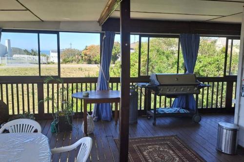 Jolly Mooi's Beach Break in Morganʼs Bay