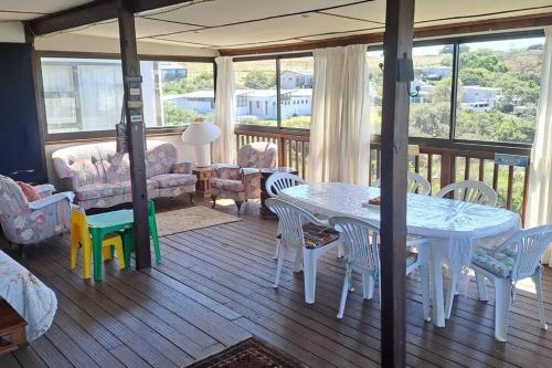 Jolly Mooi's Beach Break in Morganʼs Bay