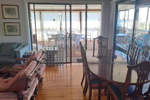 Jolly Mooi's Beach Break in Morganʼs Bay