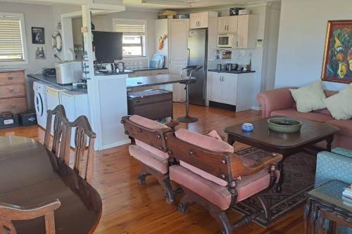 Jolly Mooi's Beach Break in Morganʼs Bay