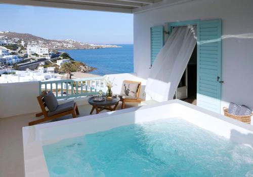 Bill&Coo Suite with outdoor Jetted Tub image 5