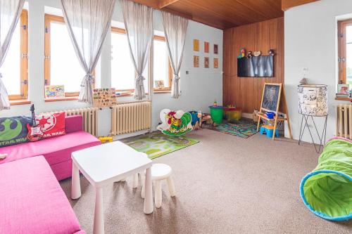 Gyermekklub, Dvorska Bouda in Strazne