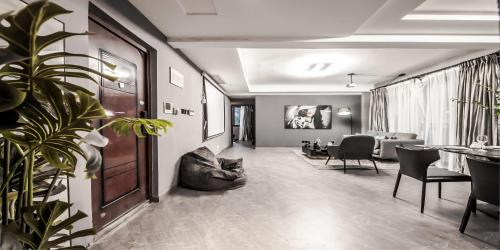 Two-Bedroom Apartment with Balcony room in Shanghai Lemon Juice Home Downtown near The Bund & East Nanjing Road
