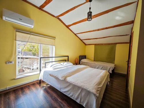 1 king bed, 1 twin bed