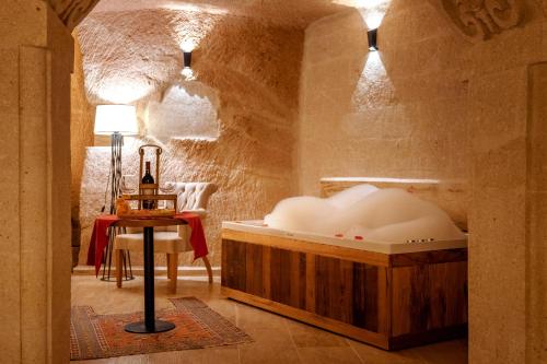 Hot tub, Misty Cave Hotel in Urgup