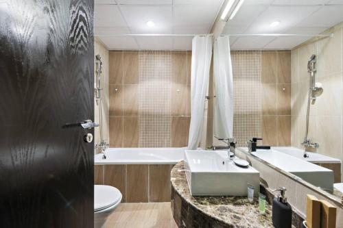 Spacious 1-Bedroom Apartment in JLT, Дубай (фото 10)
