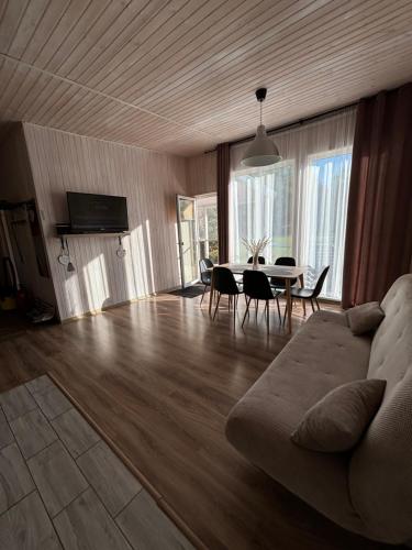 2 bedrooms, 4 beds