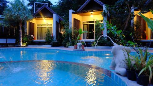 . Baan Klang Aow Beach Resort