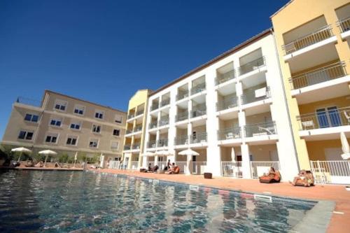 Swimming pool, 067 -Le Green I, 4 pers, clim, piscine, parking in Fontcaude