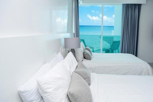 Exclusive studio on the beach, minimalist, gym, pool, jacuzzi, balcony in Cancún, Mexico