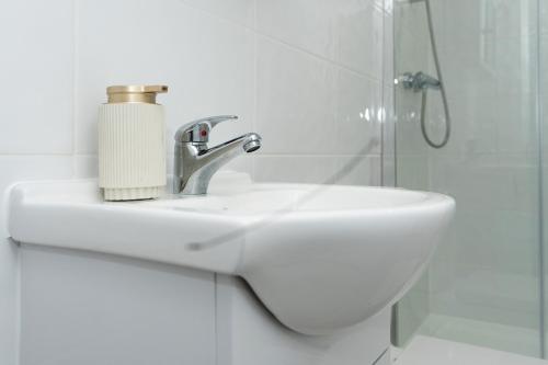 The Albany - Peaceful Serene Family Home - image 4