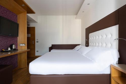 1 queen bed, 1 twin bed