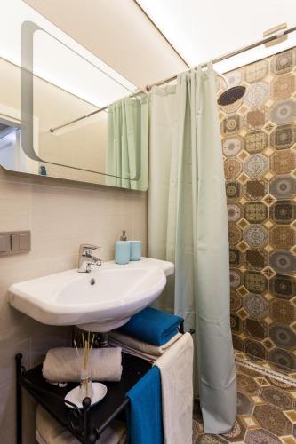  Deluxe One-Bedroom Apartment  image 7