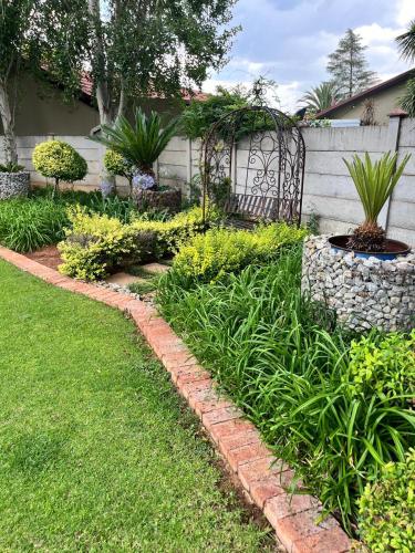 Kert, B3 Self-catering accommodation Potch in Grimbeek Park