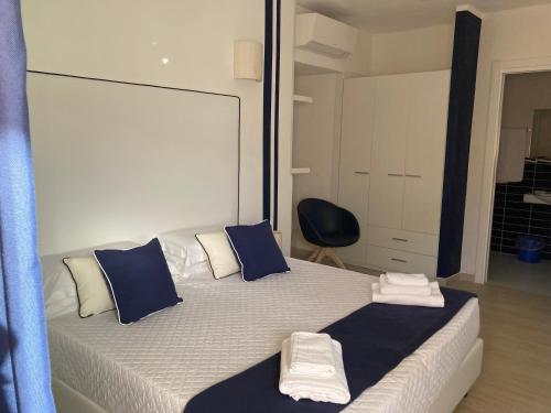 1 queen bed, 1 twin bed