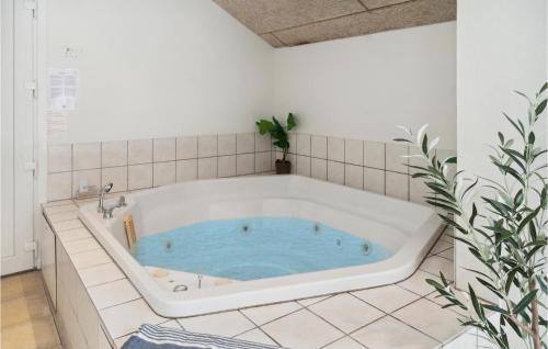 Peldbaseins, Lovely Home In Dannemare With Sauna in Dannemare