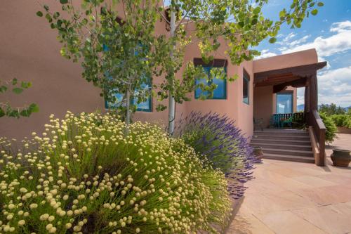Dorthia Garden Retreat & Views 5 Bedroom Sleeps 10 Deck Yard Fireplace - image 6