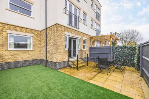 Modern 2 Bed Oasis - Private parking & Garden - By Tempstay, Windsor (foto 5)