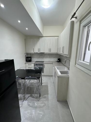 Top-Floor in Poligono, Spacious 2-Bedroom Apartment, Athens (photo 2)