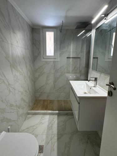 Top-Floor in Poligono, Spacious 2-Bedroom Apartment, Athens (photo 5)