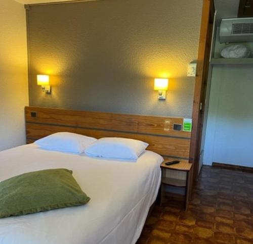 Triple Room (1 Double bed + 1 Junior Bed)