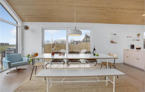 Kitchen, 4 Bedroom Cozy Home In Haderslev in Hejsager