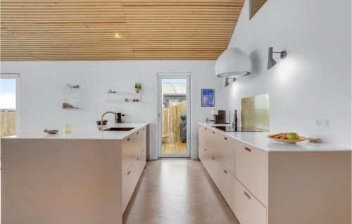 Kitchen, 4 Bedroom Cozy Home In Haderslev in Hejsager