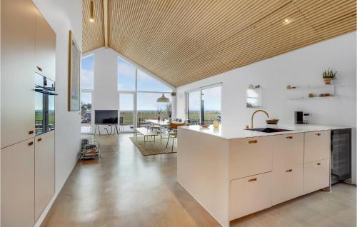 Kitchen, 4 Bedroom Cozy Home In Haderslev in Hejsager