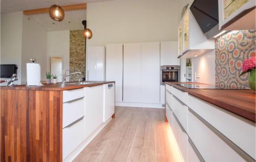 cuina, Four-Bedroom Holiday Home In Ejstrupholm in Ejstrup