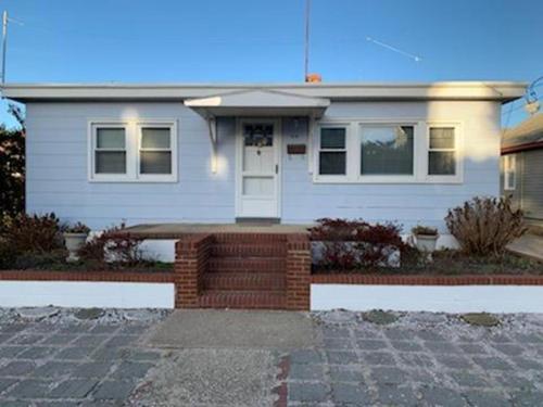 3Rd From The Beach!! Super Cute Bungalow!! in Surf City, USA