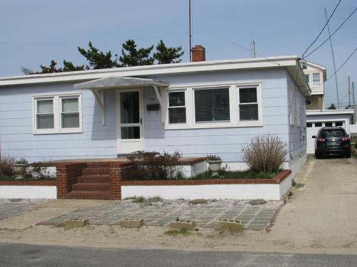 3Rd From The Beach!! Super Cute Bungalow!! in Surf City, USA